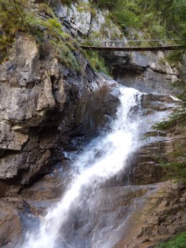 La 2° passerella sulla cascata (33950 bytes)